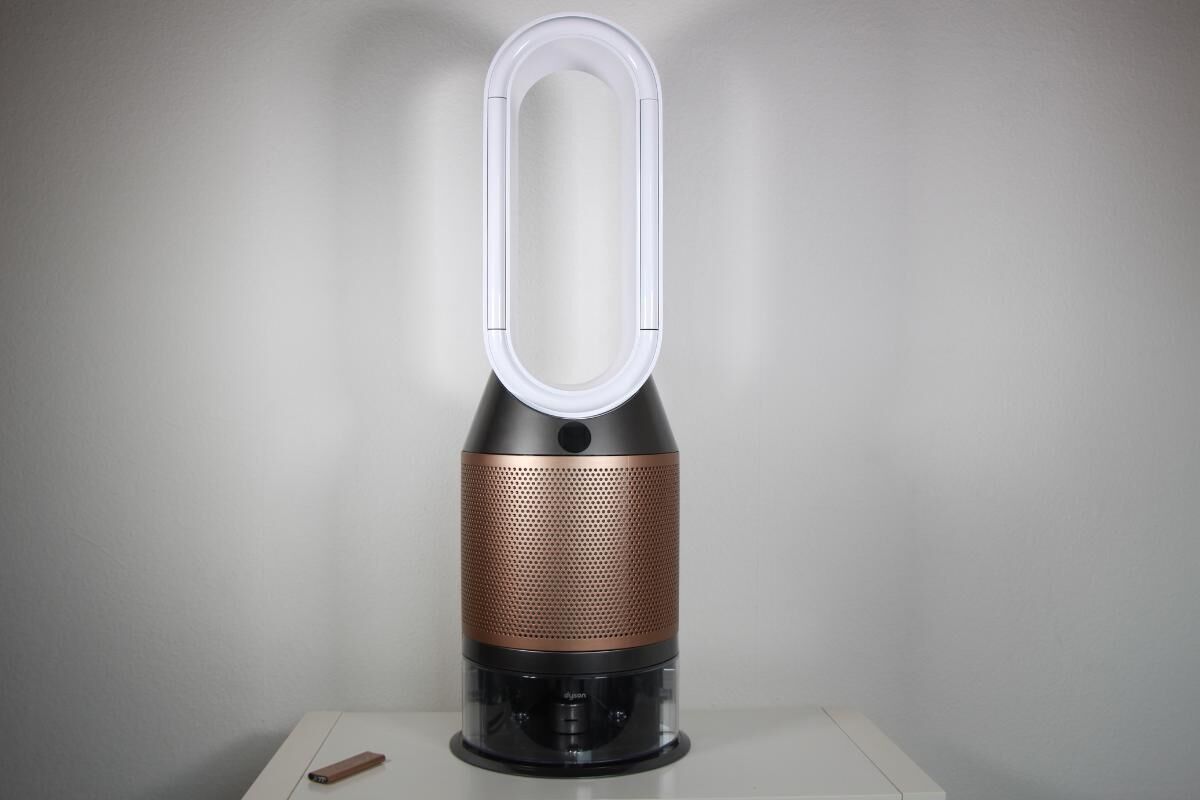 Der Dyson Purifier Humidify+Cool Formaldehyde PH04 ist im Test im Profil zu sehen.